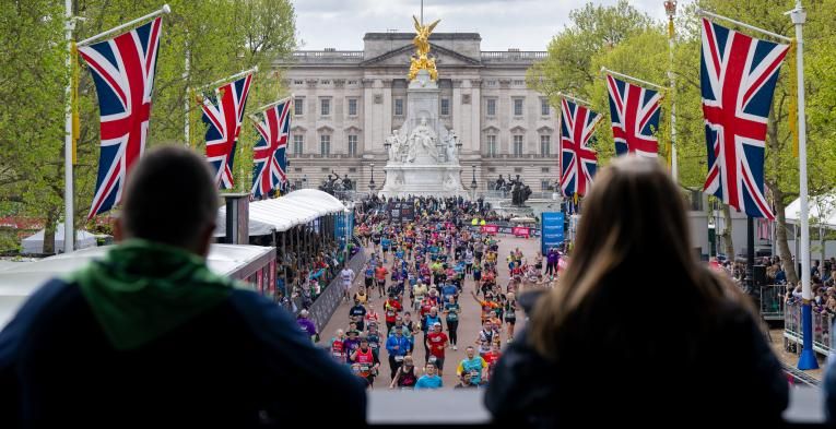 Two silhouettes of people watching the London marathon 