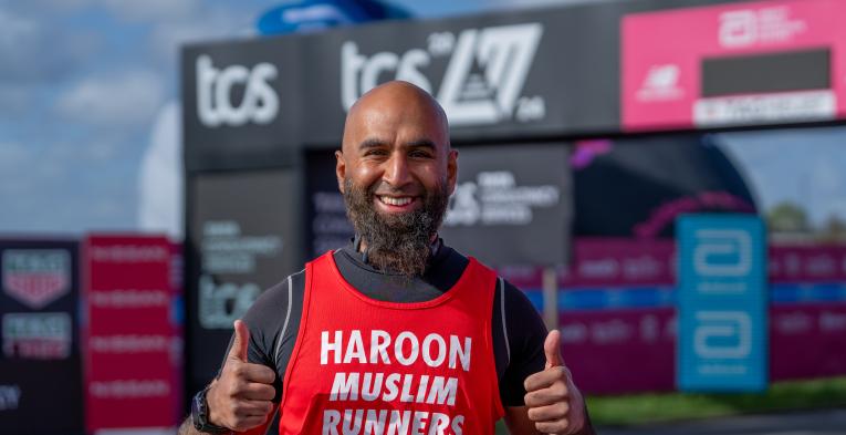 Haroon Mota gives a thumbs up ahead of the TCS London Marathon