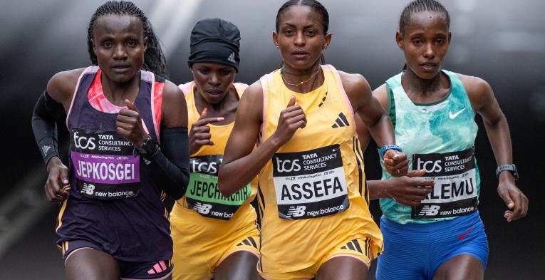 Joyciline Jepkosgei, Peres Jepchirchir, Tigst Assefa and Megertu Alemu run along Upper Thames Street 