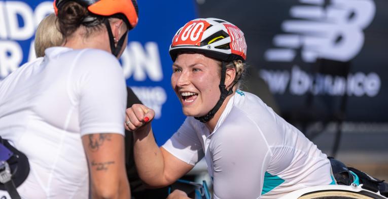 Samantha Kinghorn ist-pumps Eden Rainbow Cooper after winning the Women’s Elite Wheelchair Race at the Big Half in 2023