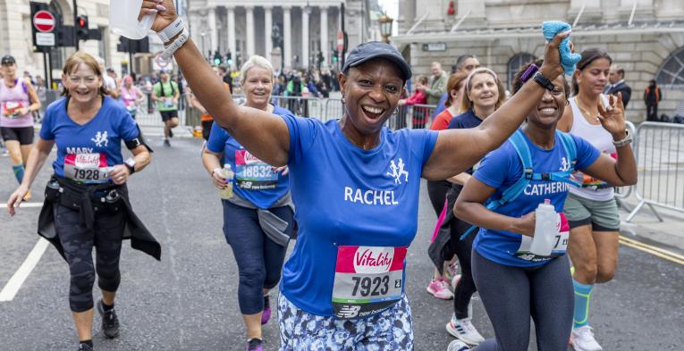 Participants run through London