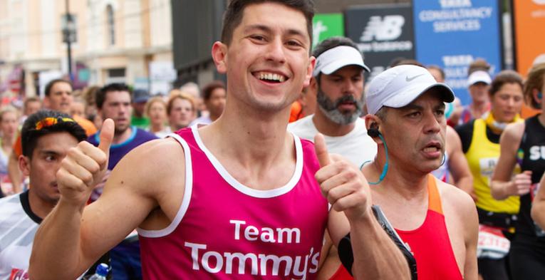 Runner gives the thumbs up as he runs past the Cutty Sark