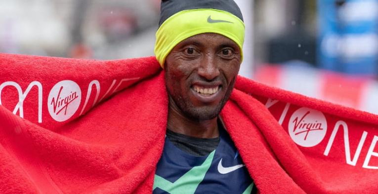 Shura Kitata (ETH) celebrates his victory in the Elite Men's Race on The Mall