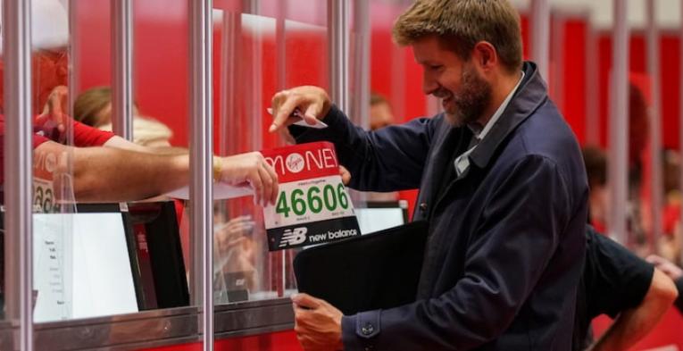 A participant registers for the 2021 Virgin Money London Marathon