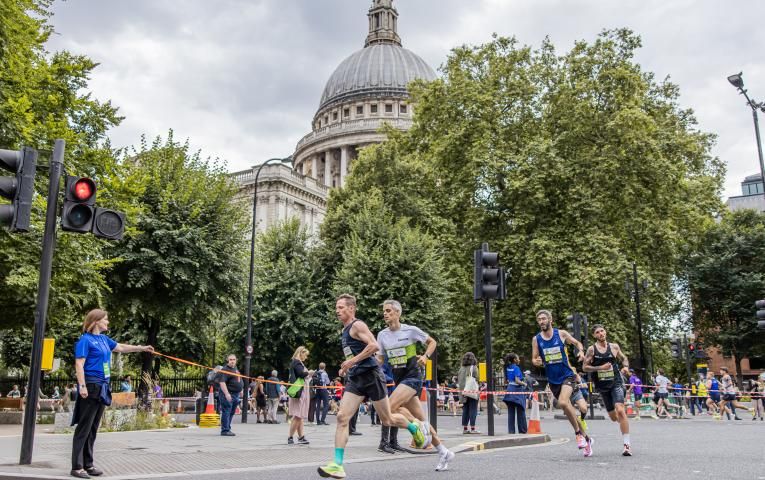 City Race runners pass St. Pauls Cathedral 