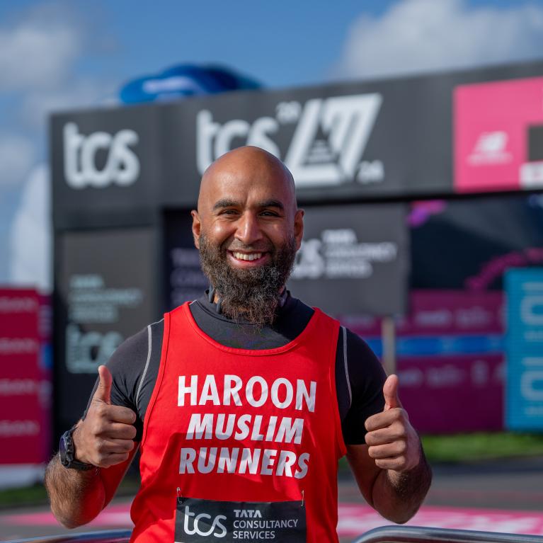 Haroon Mota gives a thumbs up ahead of the TCS London Marathon