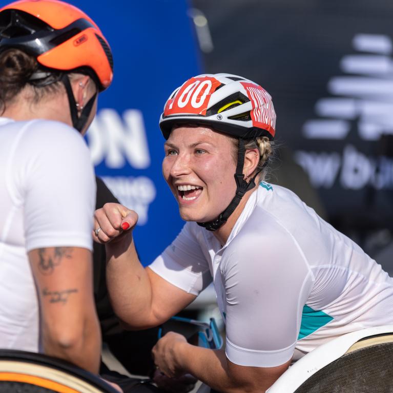 Samantha Kinghorn ist-pumps Eden Rainbow Cooper after winning the Women’s Elite Wheelchair Race at the Big Half in 2023