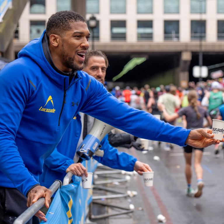 Anthony Joshua handing out Lucozade Sport at the TCS London Marathon