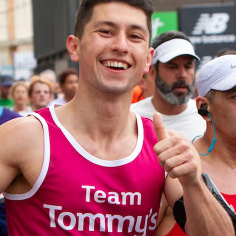 Runner gives the thumbs up as he runs past the Cutty Sark