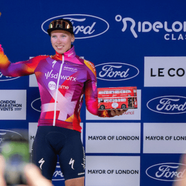 Lorena Wiebes (Team SD Worx - Protime) on the podium after winning the overall 2024 Ford RideLondon Classique