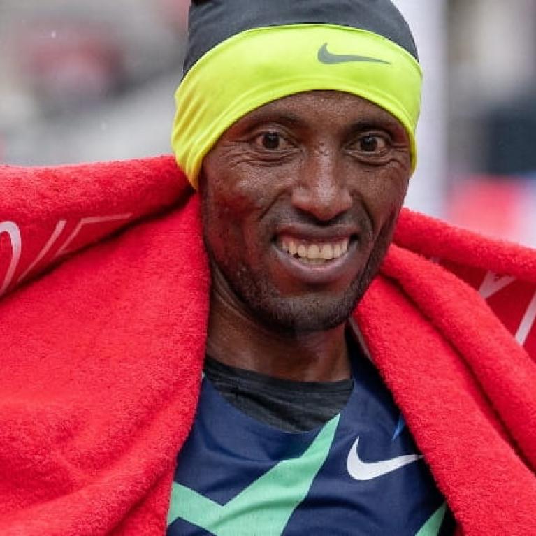 Shura Kitata (ETH) celebrates his victory in the Elite Men's Race on The Mall