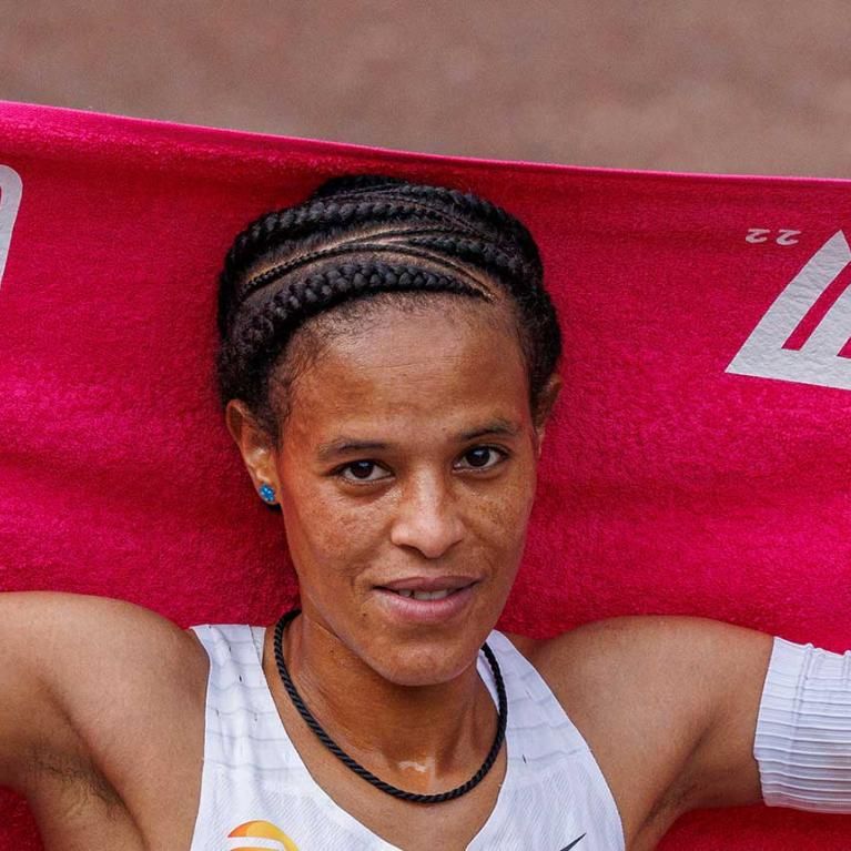 Yalemzerf Yehualaw after winning the 2022 TCS London Marathon