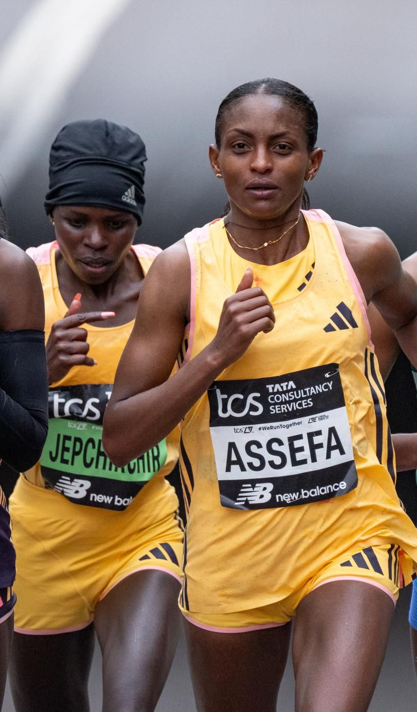 Joyciline Jepkosgei, Peres Jepchirchir, Tigst Assefa and Megertu Alemu run along Upper Thames Street 