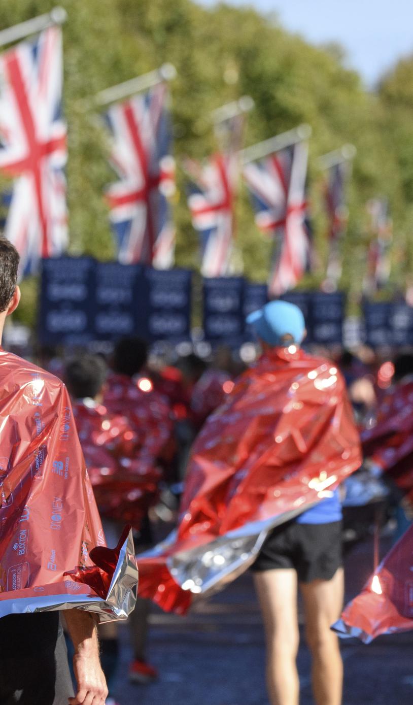 Finishers of the London Marathon wear foil blankets